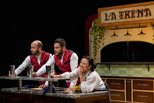 Actuació de circ amb artistes a la Plaça de Les Fontetes