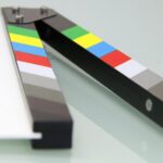 Claqueta de cine con colores y espacio para escribir información de la escena
