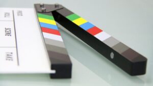 Claqueta de cine con colores y espacio para escribir información de la escena