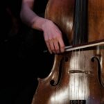 Mà tocant un violoncel durant una actuació musical en directe.