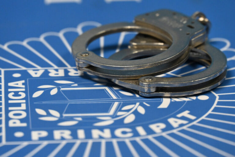 Grilletes sobre un fondo de la policía de Andorra