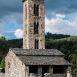 Vista del campanario y la iglesia de Sant Miquel d'Engolasters