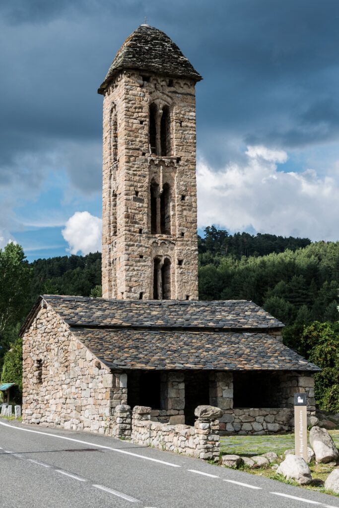 Vista del campanario y la iglesia de Sant Miquel d'Engolasters