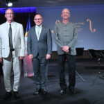 Gerard i Lluís Claret rebent l'Orde de Carlemany per la seva contribució a la cultura.