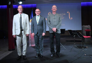 Gerard i Lluís Claret rebent l'Orde de Carlemany per la seva contribució a la cultura.
