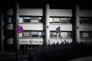 Fachada del Govern d'Andorra con señalización vial visible