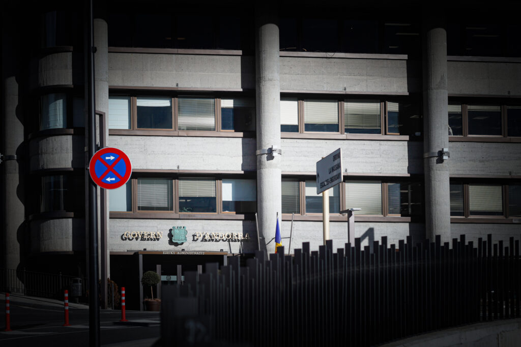 Fachada del Govern d'Andorra con señalización vial visible