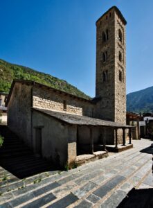 Església de Santa Eulàlia d'Encamp amb terrassa en rehabilitació