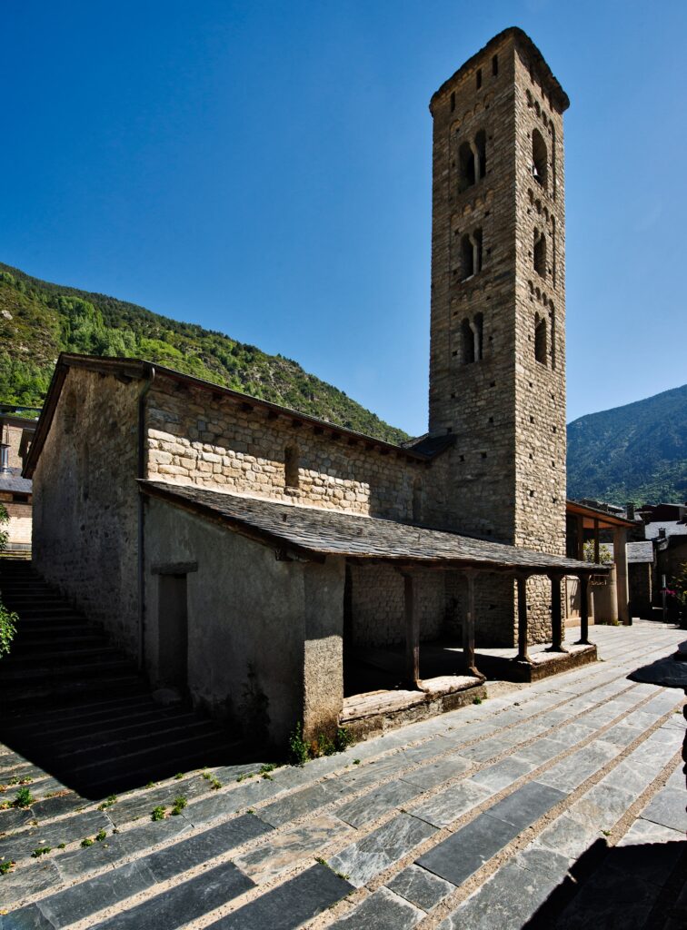 Església de Santa Eulàlia d'Encamp amb terrassa en rehabilitació