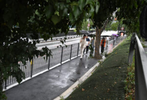 Inauguración del nuevo tramo de acera en la CG1 para mejorar la seguridad de los peatones.
