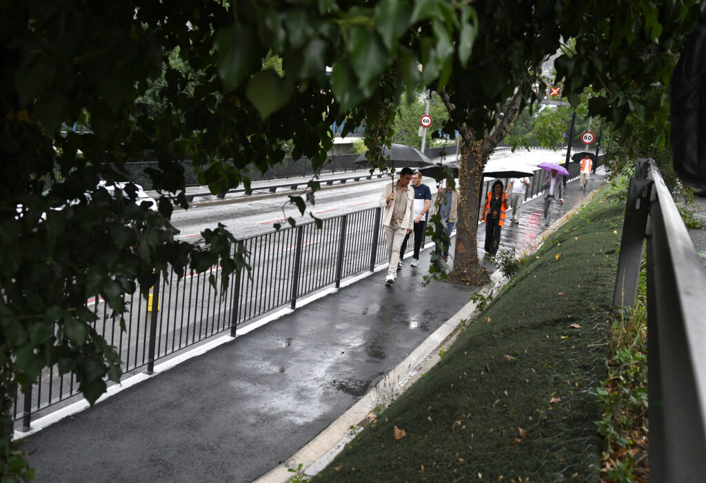 Inauguración del nuevo tramo de acera en la CG1 para mejorar la seguridad de los peatones.