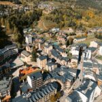 Vista aérea de la Massana con edificios y naturaleza circundante