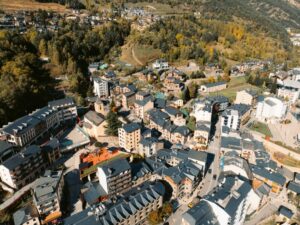 Vista aérea de la Massana con edificios y naturaleza circundante