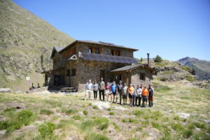 Grupo de personas frente al refugio del Comapedrosa en Andorra