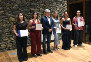 Estudiantes premiados con certificados en un evento en Andorra