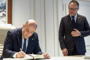 El cap de Govern d'Andorra signant un llibre amb el nou representant del Copríncep francès