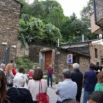 Grupo de personas en una visita teatralizada en Sant Julià de Lòria