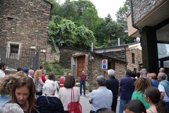 Grupo de personas en una visita teatralizada en Sant Julià de Lòria