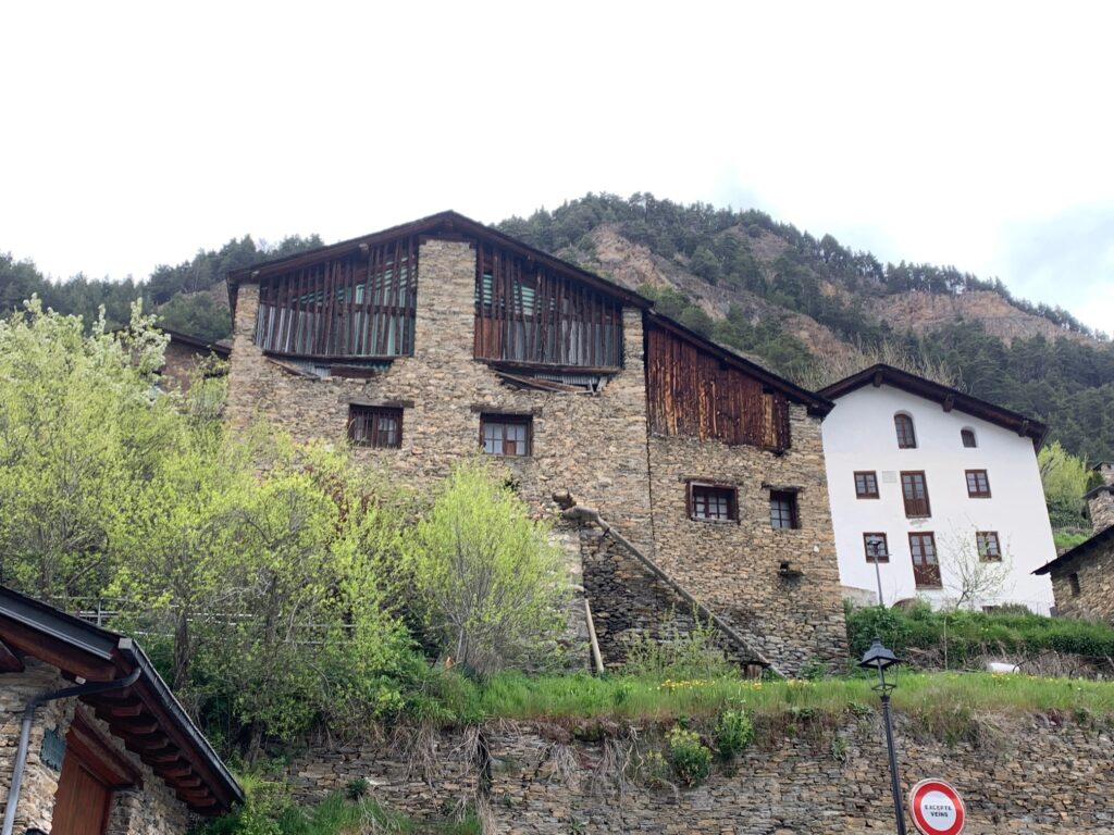 Edificios de piedra en un entorno natural en Andorra