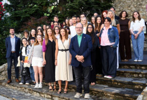 Grupo de estudiantes de diferentes países en el campus universitario de lengua catalana en Andorra.