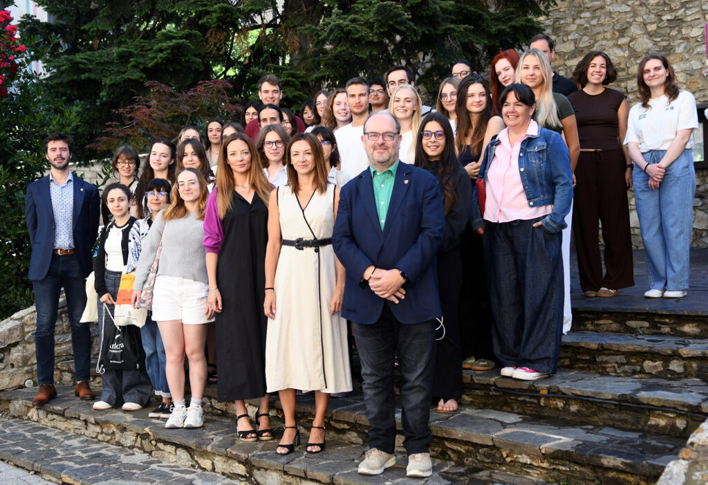 Grupo de estudiantes de diferentes países en el campus universitario de lengua catalana en Andorra.