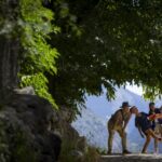 Grupo de personas en una visita teatralizada en Santa Coloma