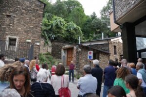 Grupo de personas participando en una visita teatralizada en Sant Julià de Lòria.