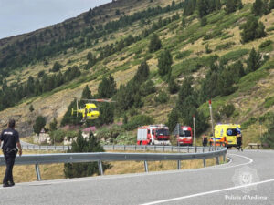Helicòpter d'emergència assistint a un motorista ferit al port d'Envalira