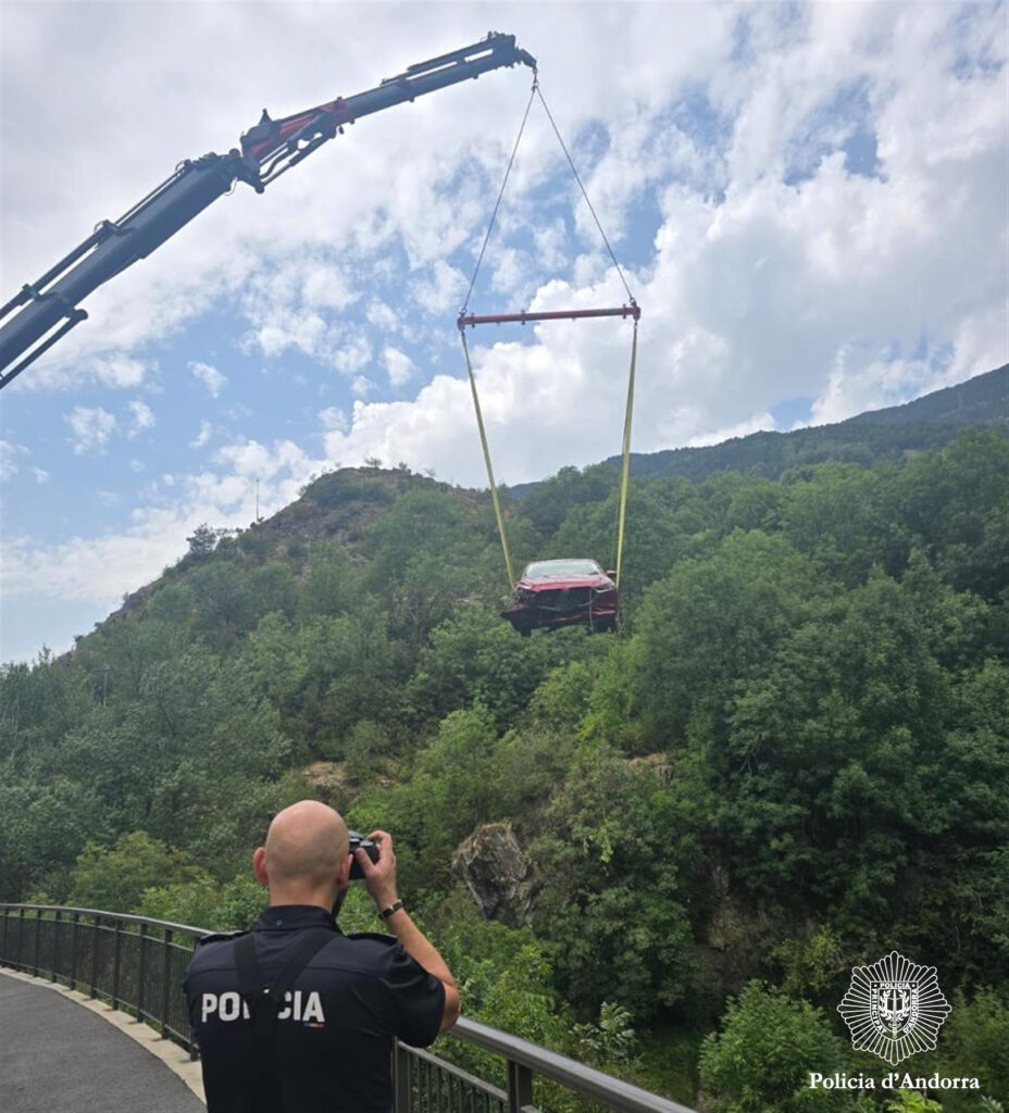 Policía fotografiando un coche accidentado en la CG2