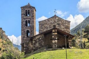 Iglesia de Sant Joan de Caselles en Andorra con su entorno natural