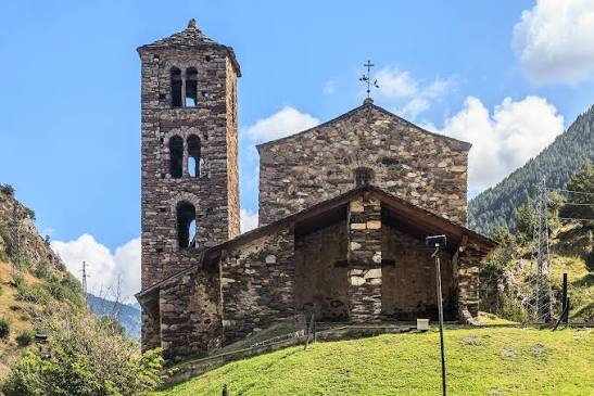 Iglesia de Sant Joan de Caselles en Andorra con su entorno natural
