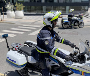 Policía de Andorra en una campaña de seguridad vial para peatones.