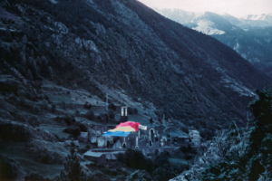 Vista del Santuari Nostra Senyora de Meritxell con la senyera en el aire