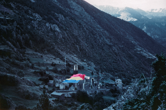 Vista del Santuari Nostra Senyora de Meritxell con la senyera en el aire