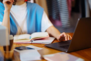 Estudiante revisando materiales académicos en su escritorio