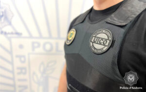Uniforme de la policia d'Andorra amb insígnies de patrullatge