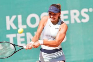 Tenista Victòria Jiménez jugando en un torneo de tenis
