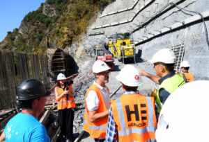 Trabajadores en la excavación de la desviación de Sant Julià de Lòria