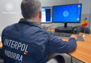 Oficial de la Policía d'Andorra trabajando en un ordenador sobre extradición