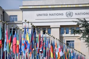 Banderas de diferentes países frente al edificio de las Naciones Unidas