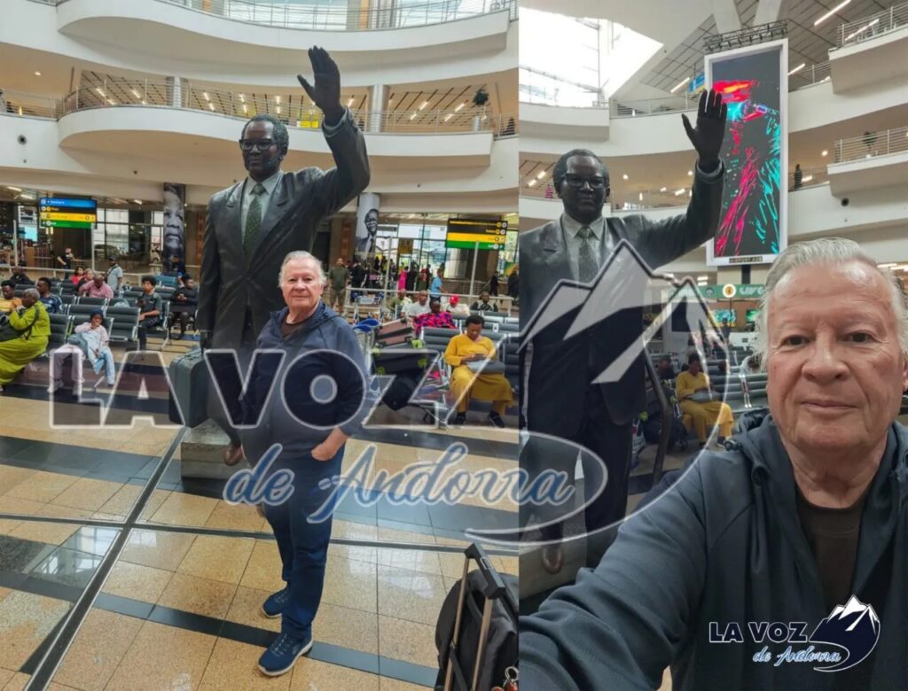 Jean-Louis Pérez en el aeropuerto de Kampala junto a una estatua