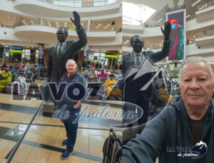 Jean-Louis Pérez en el aeropuerto de Kampala junto a una estatua