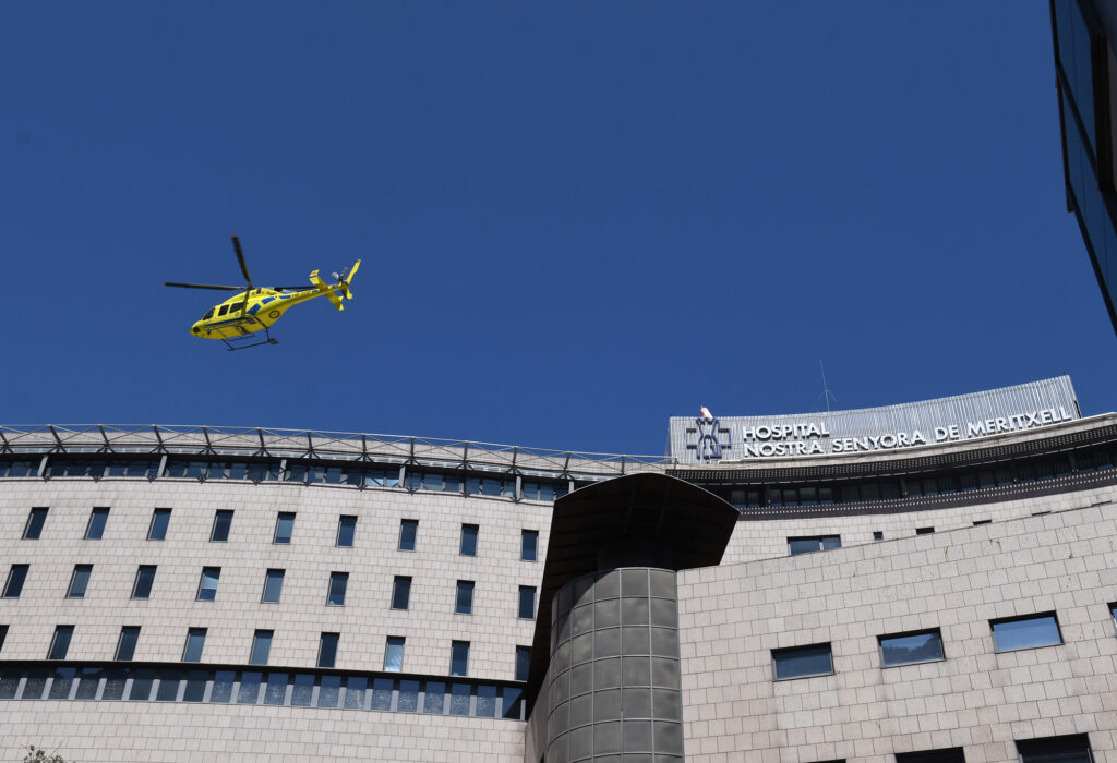 Helicòpter volant sobre l'Hospital Nostra Senyora de Meritxell
