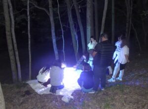 Grup de persones observant papallones nocturnes amb llum ultraviolada
