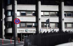 Edificio del Gobierno de Andorra con señalización de tráfico visible.