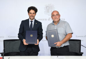Dos representantes del Govern d'Andorra firmando un acuerdo sobre la recogida de residuos sanitarios.