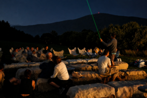 Grupo de personas observando el cielo nocturno en Les Pardines