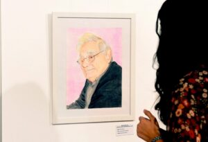 Retrat de persona en exposició d'art jove dels Premis Sergi Mas 2026