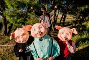 Espectacle itinerant amb personatges de porquets en un parc