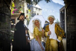 Tres actores vestidos con trajes históricos en Andorra la Vella